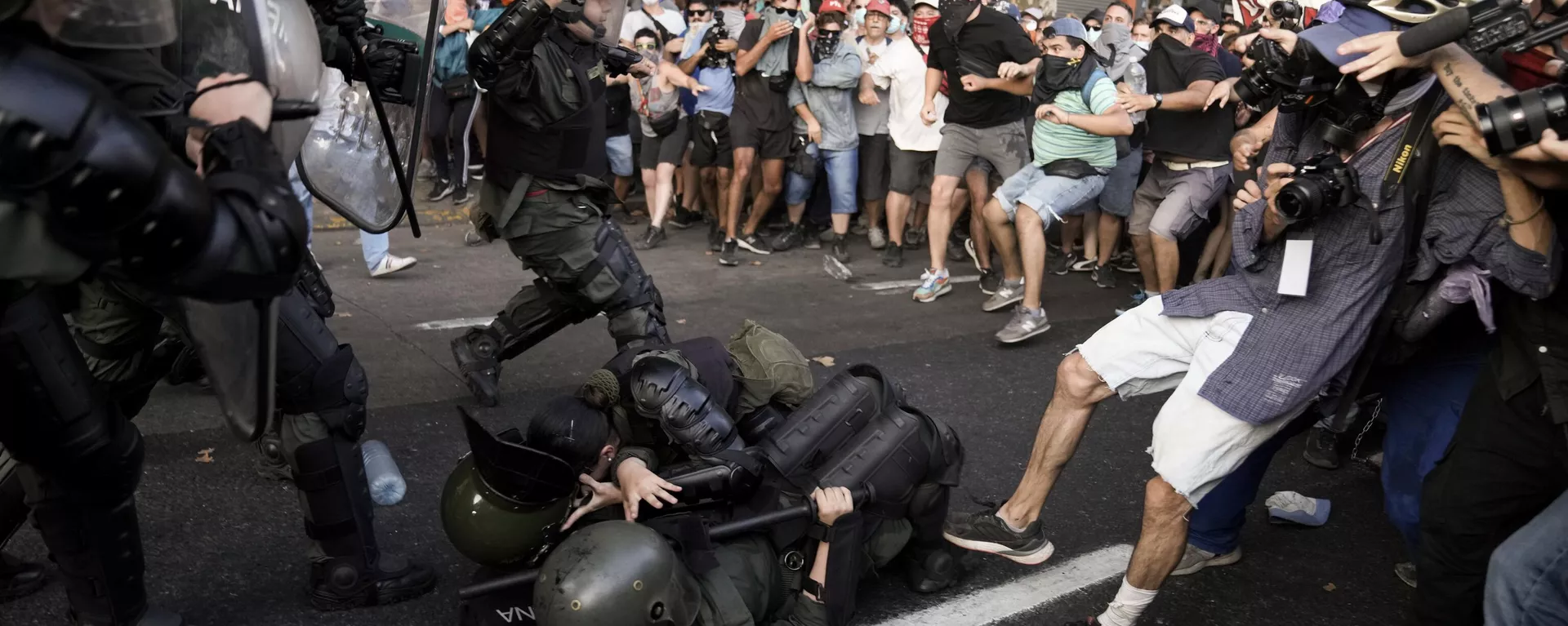 Manifestantes são reprimidos durante protestos contra medidas do governo Javier Milei. Buenos Aires, Argentina, 1º de fevereiro de 2024 - Sputnik Brasil, 1920, 02.02.2024
