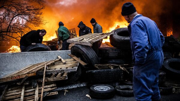 Agricultores holandeses e belgas queimam paletes de madeira e pneus enquanto bloqueiam a passagem da fronteira entre a Bélgica e os Países Baixos. Arendonk, 2 de fevereiro de 2024 - Sputnik Brasil