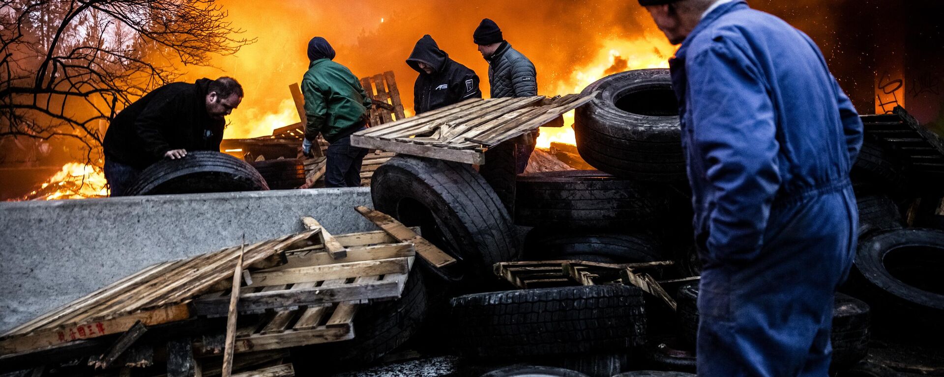 Agricultores holandeses e belgas queimam paletes de madeira e pneus enquanto bloqueiam a passagem da fronteira entre a Bélgica e os Países Baixos. Arendonk, 2 de fevereiro de 2024 - Sputnik Brasil, 1920, 02.02.2024