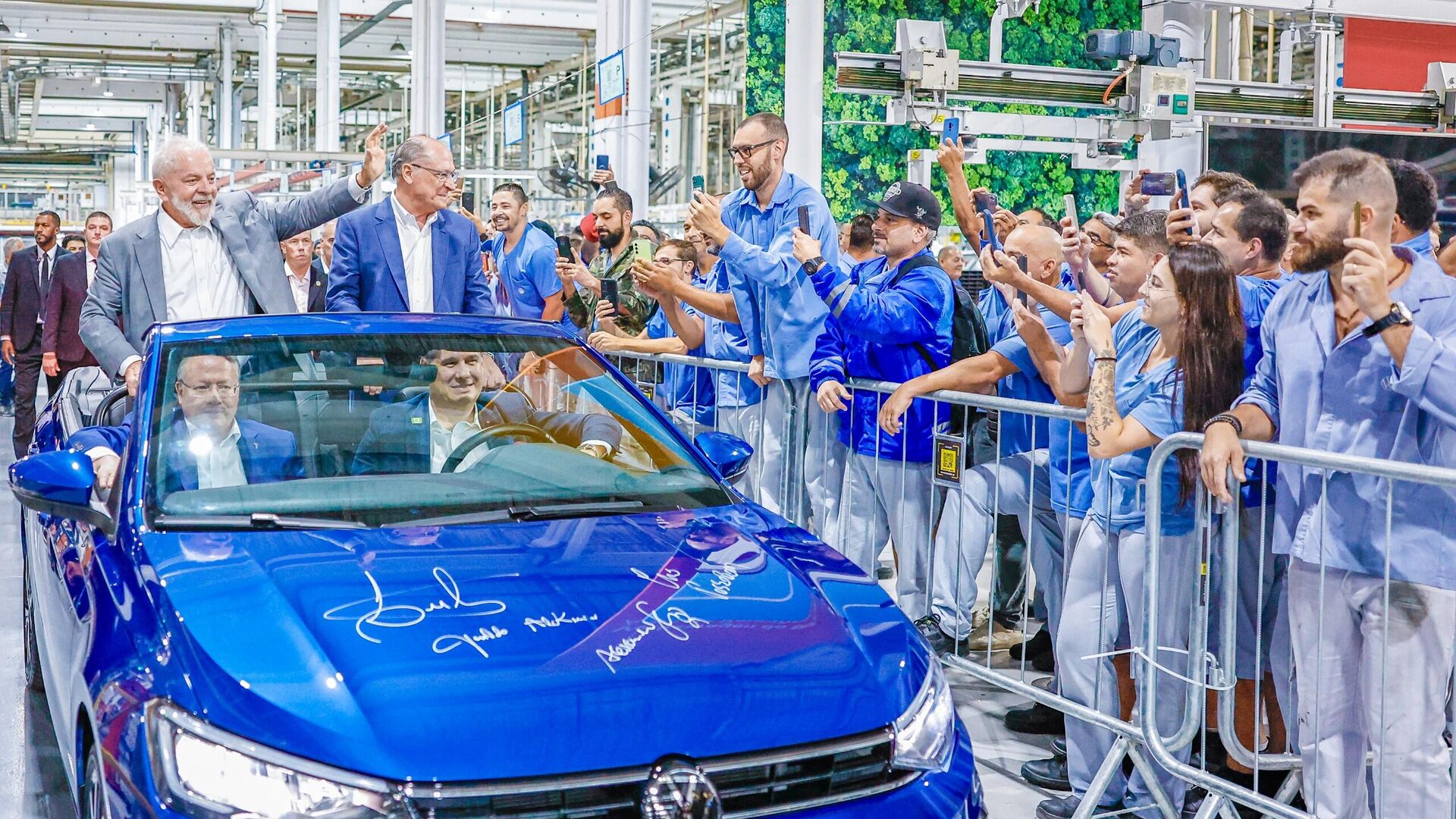 O presidente Lula e o vice Geraldo Alckmin desfilam em carro aberto na fábrica da Volkswagen. São Bernardo do Campo, 2 de fevereiro de 2024 - Sputnik Brasil, 1920, 02.02.2024