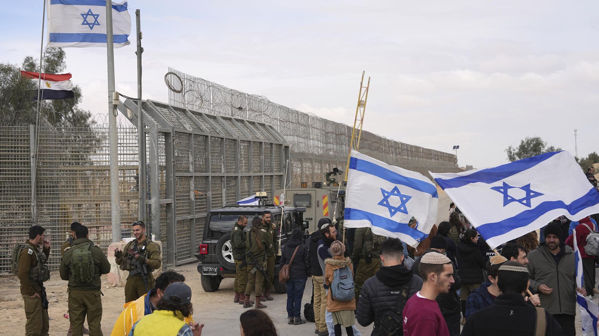 Manifestantes bloqueiam caminho da ajuda humanitária destinada à Faixa de Gaza no posto fronteiriço de Nitzana com o Egito, no sul de Israel, 2 de fevereiro de 2024 - Sputnik Brasil, 1920, 13.02.2024