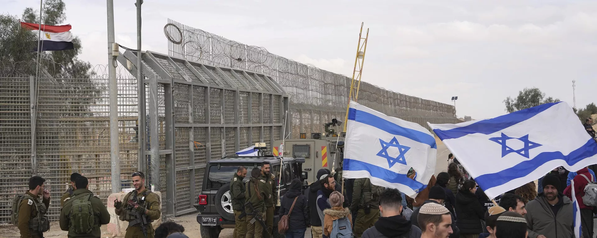 Manifestantes bloqueiam caminho da ajuda humanitária destinada à Faixa de Gaza no posto fronteiriço de Nitzana com o Egito, no sul de Israel, 2 de fevereiro de 2024 - Sputnik Brasil, 1920, 17.02.2024