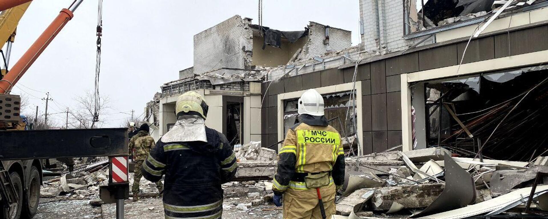 Funcionários do Ministério para Situações de Emergência da Rússia após bombardeio de padaria em Lisichansk, República Popular de Lugansk - Sputnik Brasil, 1920, 03.02.2024
