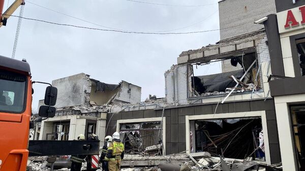 Equipes de resgate continuam o trabalho de retirada de escombros em Lisichansk. República Popular de Lugansk, 3 de fevereiro de 2024 - Sputnik Brasil