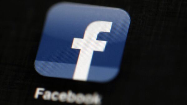 O logotipo do Facebook é exibido em um iPad na Filadélfia, Estados Unidos, em 16 de maio de 2012 - Sputnik Brasil