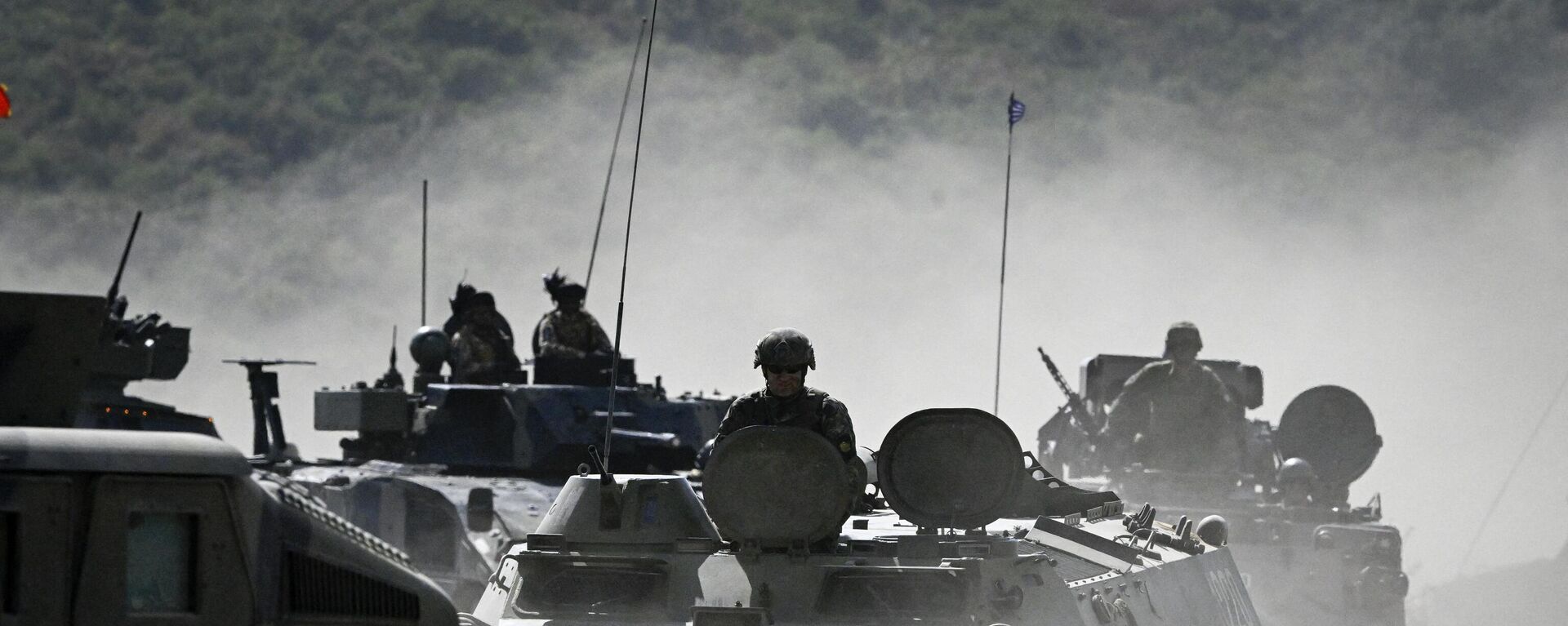Militares dirigem veículos blindados enquanto participam do exercício militar conjunto da OTAN Noble Blueprint 23 no campo militar de Novo Selo, noroeste da Bulgária, em 26 de setembro de 2023 - Sputnik Brasil, 1920, 04.02.2024