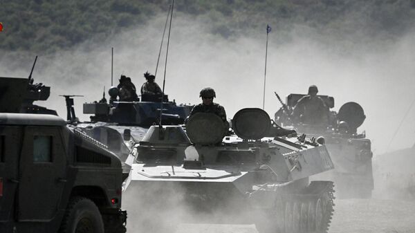 Militares dirigem veículos blindados enquanto participam do exercício militar conjunto da OTAN Noble Blueprint 23 no campo militar de Novo Selo, noroeste da Bulgária, em 26 de setembro de 2023 - Sputnik Brasil