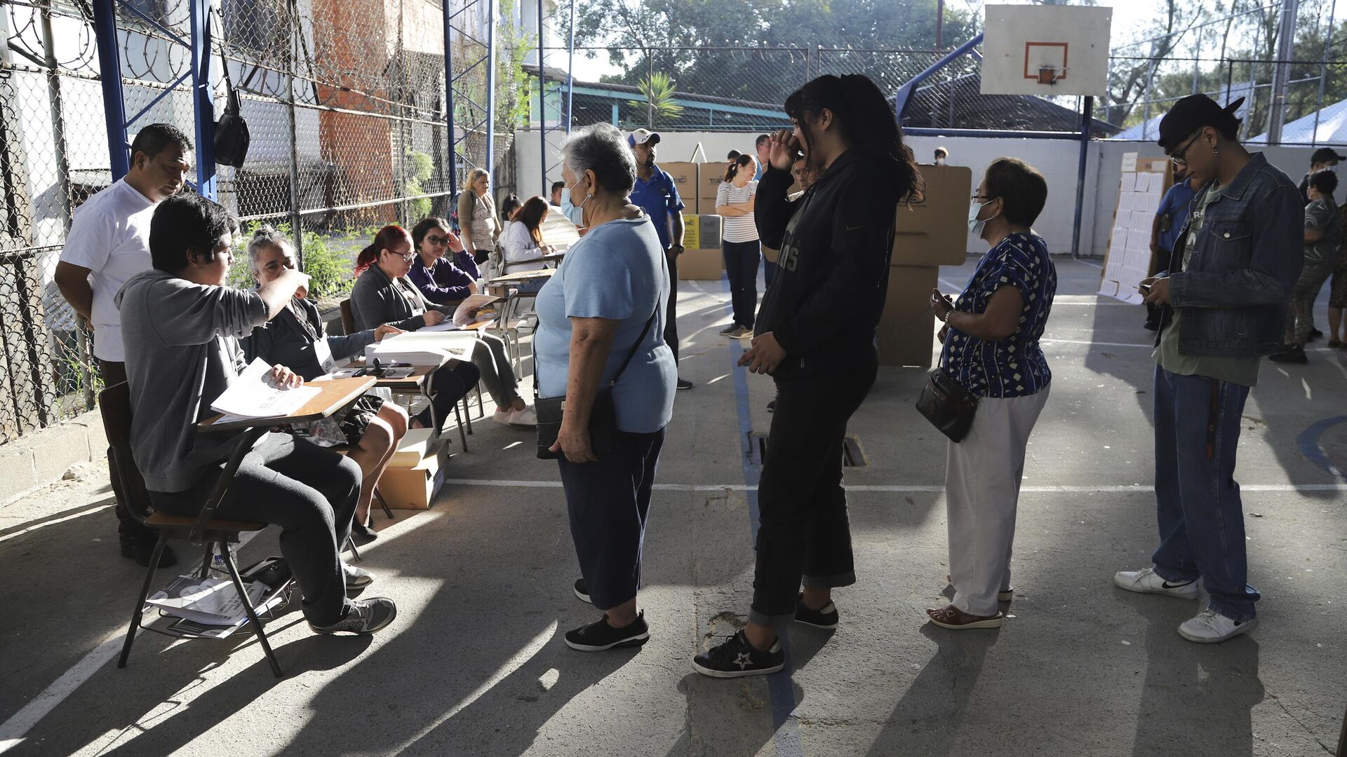 Eleitores fazem fila em uma seção eleitoral durante as eleições gerais na capital San Salvador. El Salvador, 4 de fevereiro de 2024 - Sputnik Brasil, 1920, 04.02.2024