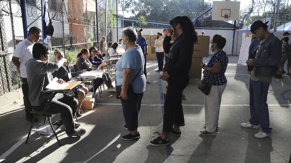 Eleitores fazem fila em uma seção eleitoral durante as eleições gerais na capital San Salvador. El Salvador, 4 de fevereiro de 2024 - Sputnik Brasil