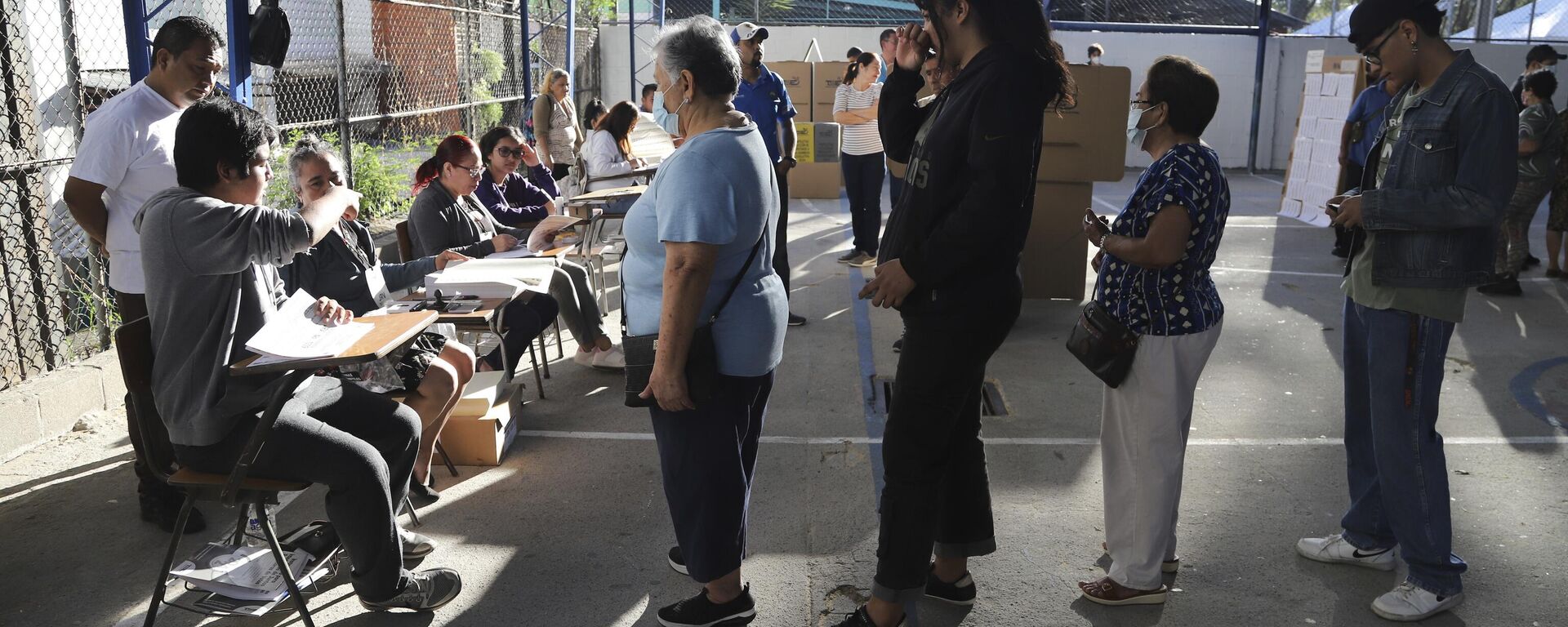 Eleitores fazem fila em uma seção eleitoral durante as eleições gerais na capital San Salvador. El Salvador, 4 de fevereiro de 2024 - Sputnik Brasil, 1920, 04.02.2024