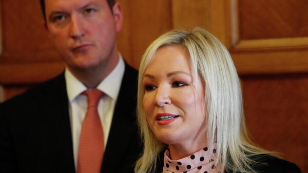 A vice-líder do Sinn Fein, Michelle O'Neill, fala à mídia nos edifícios do Parlamento, Stormont, Belfast, em 9 de maio de 2022 - Sputnik Brasil