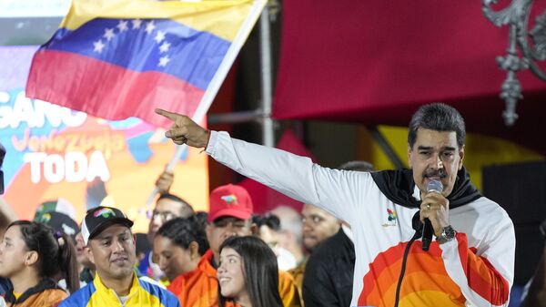 Nicolás Maduro fala com apoiadores em Caracas após referendo sobre a reivindicação da Venezuela pelo território de Essequibo. Venezuela, 4 de dezembro de 2023 - Sputnik Brasil