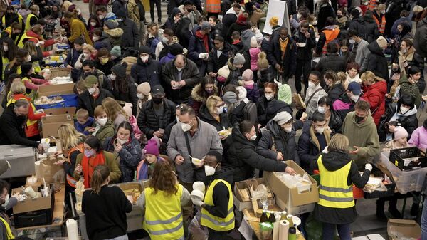 Refugiados ucranianos aguardam por comida na área de boas-vindas, na estação principal de trem em Berlim. Alemanha, 8 de março de 2022 - Sputnik Brasil