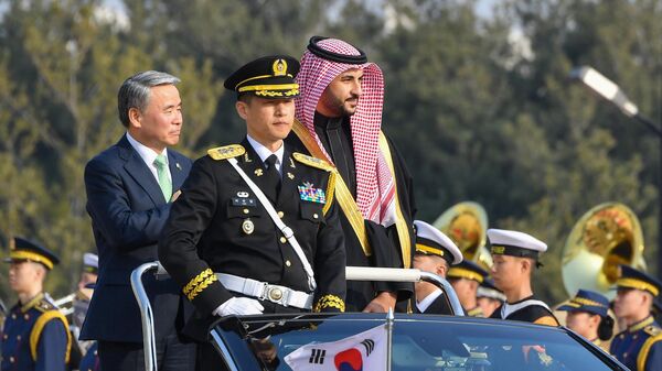 O Ministro da Defesa da Coreia do Sul, Lee Jong-sup (atrás, à esquerda) e o Ministro da Defesa da Arábia Saudita, Khalid bin Salman al-Saud (R), participam de uma cerimônia de boas-vindas no Ministério da Defesa em Seul, em 7 de março de 2023 - Sputnik Brasil