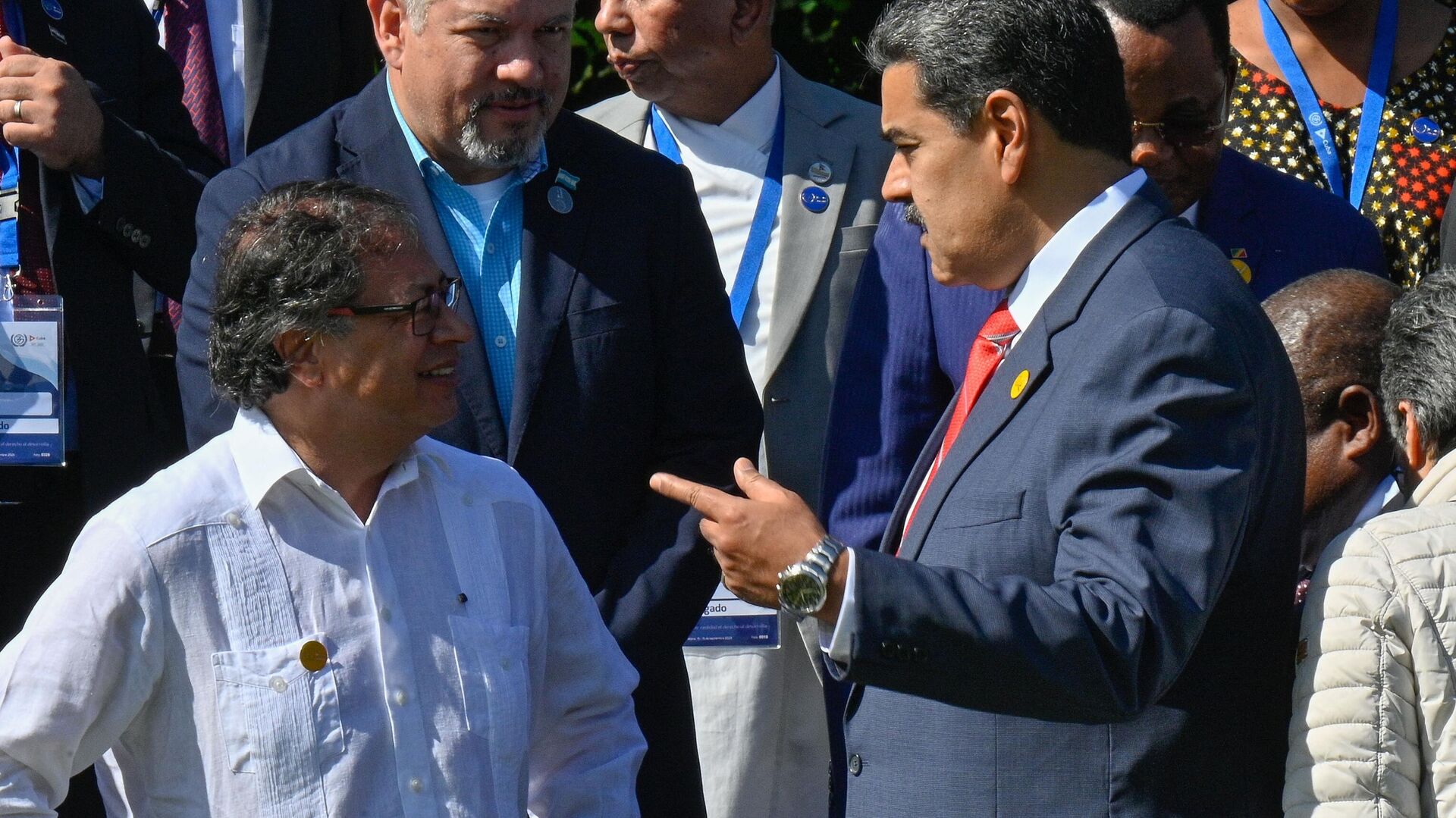 O presidente colombiano, Gustavo Petro (E), conversa com seu homólogo venezuelano, Nicolás Maduro, durante a foto de família na cúpula do G77 + China no Palácio de Convenções em Havana, em 15 de setembro de 2023 - Sputnik Brasil, 1920, 06.02.2024