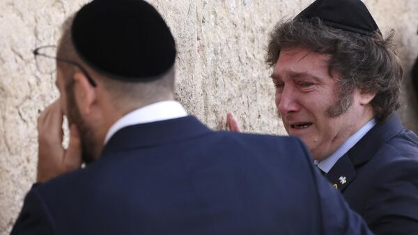 O presidente da Argentina, Javier Milei (R), chora com o rabino Shimon Axel Wahnish no Muro das Lamentações, o último vestígio remanescente do Segundo Templo, considerado o local mais sagrado onde os judeus podem orar, na Cidade Velha de Jerusalém, em 6 de fevereiro de 2024 - Sputnik Brasil