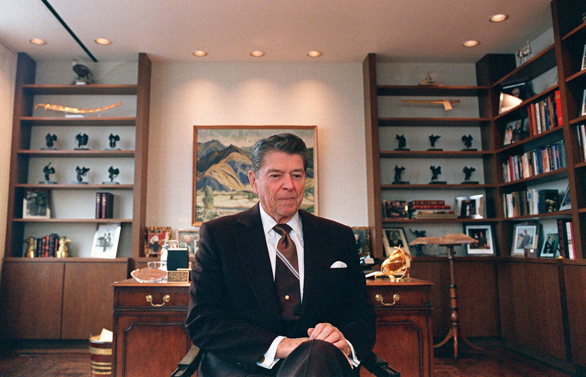 O ex-presidente dos EUA Ronald Reagan, em 9 de junho de 1989, em seu escritório em Century City, perto de Los Angeles. Reagan comandou o país de 1981 a 1989 - Sputnik Brasil, 1920, 06.02.2024