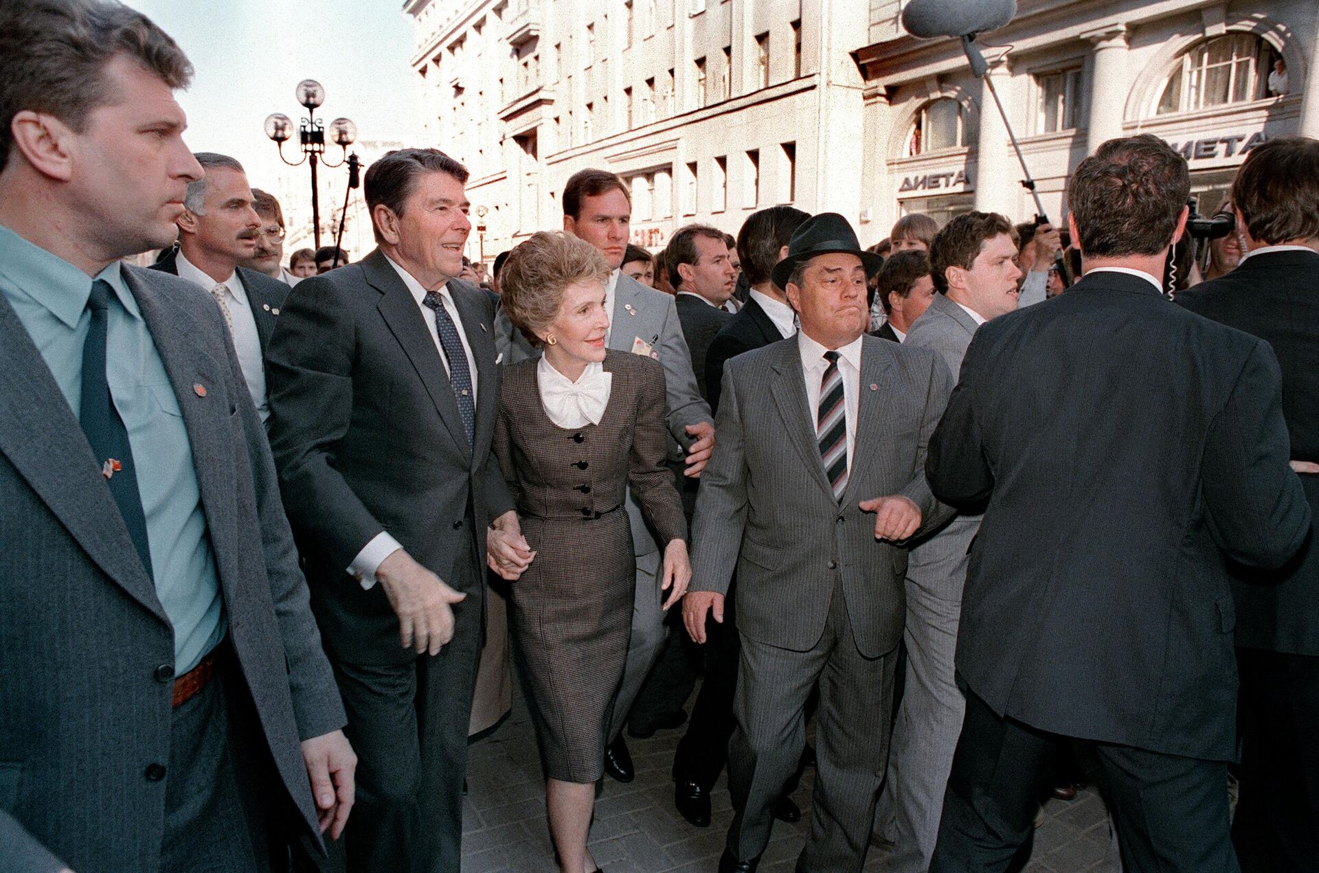 O presidente dos EUA, Ronald Reagan (terceiro da esquerda para a direita), a primeira-dama, Nancy Reagan, e o general soviético Dokychaev (com chapéu) andam por rua em Moscou durante uma curta caminhada pública, em 29 de maio de 1988 - Sputnik Brasil, 1920, 06.02.2024