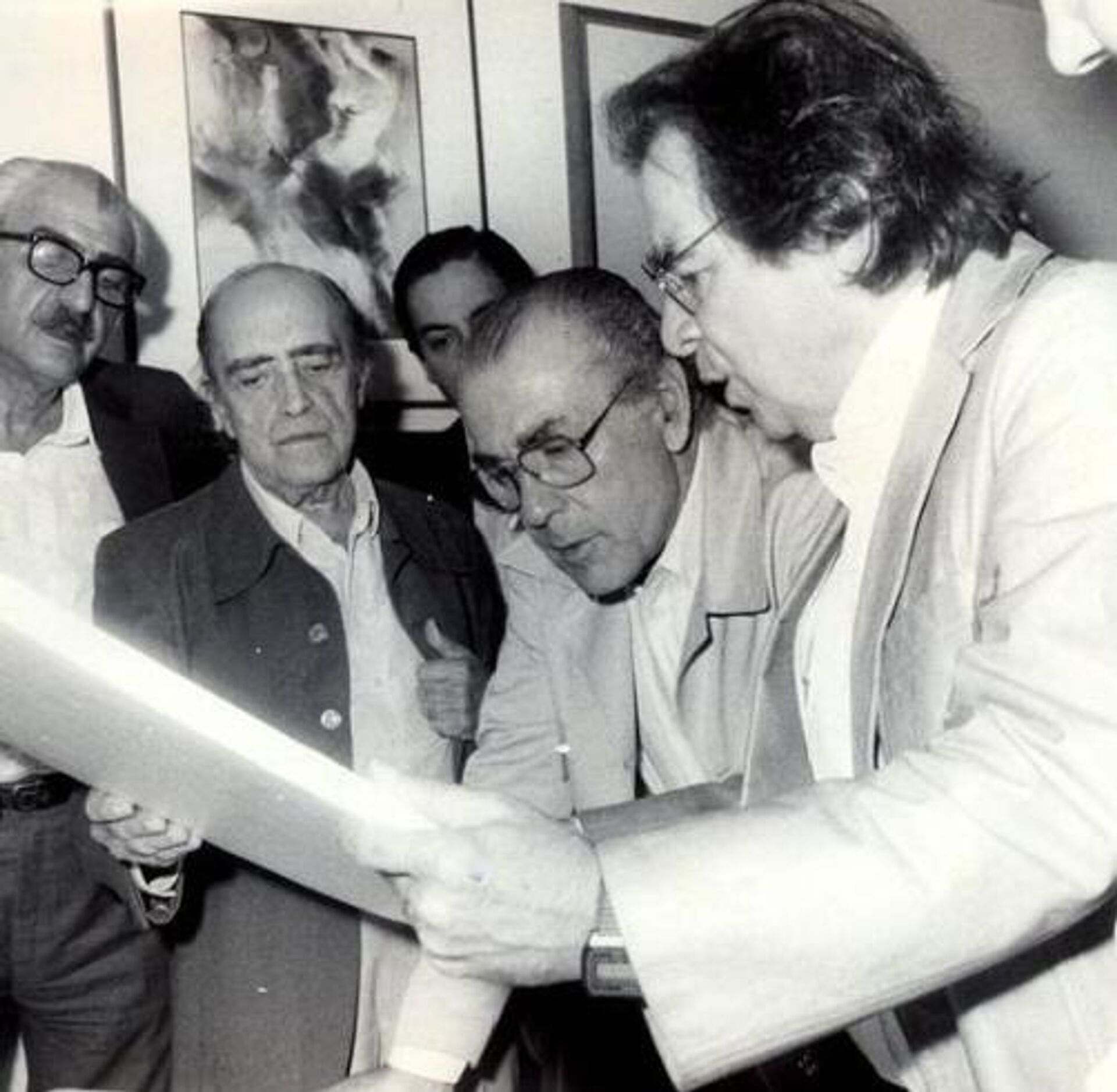 Oscar Niemeyer, Darcy Ribeiro e Leonel Brizola discutem, em 1983, o projeto de criação do Sambódromo que completa 40 anos em 2024 - Sputnik Brasil, 1920, 06.02.2024