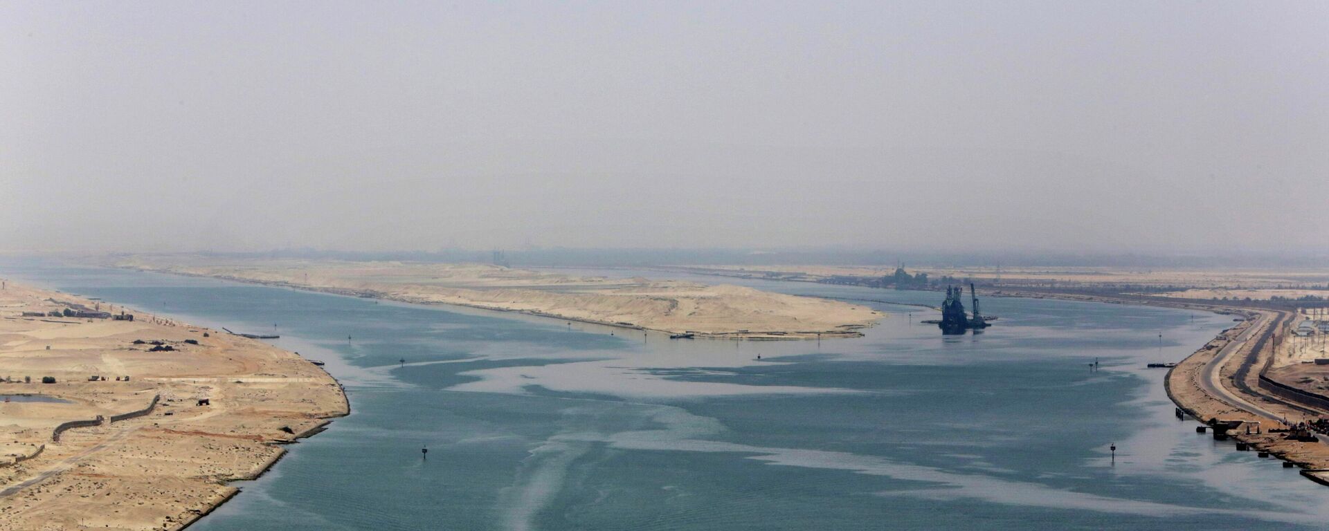Um bote do Exército garante a entrada de uma nova seção do canal de Suez em Ismailia, Egito, em 6 de agosto de 2015 - Sputnik Brasil, 1920, 07.02.2024