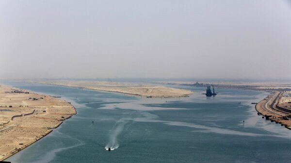 Um bote do Exército garante a entrada de uma nova seção do canal de Suez em Ismailia, Egito, em 6 de agosto de 2015 - Sputnik Brasil