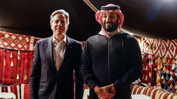 O secretário de Estado dos EUA, Antony Blinken, encontra-se com o príncipe herdeiro saudita Mohammed bin Salman em al-Ula, no noroeste da Arábia Saudita, em 8 de janeiro de 2024 - Sputnik Brasil