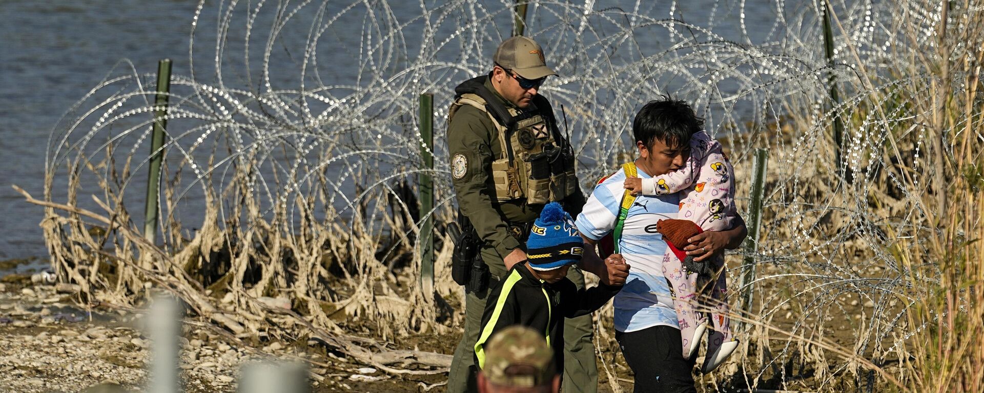 Imigrantes são levados sob custódia por autoridades em Eagle Pass, na fronteira entre o Texas e o México. EUA, 3 de janeiro de 2024 - Sputnik Brasil, 1920, 07.02.2024