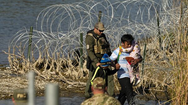 Imigrantes são levados sob custódia por autoridades em Eagle Pass, na fronteira entre o Texas e o México. EUA, 3 de janeiro de 2024 - Sputnik Brasil