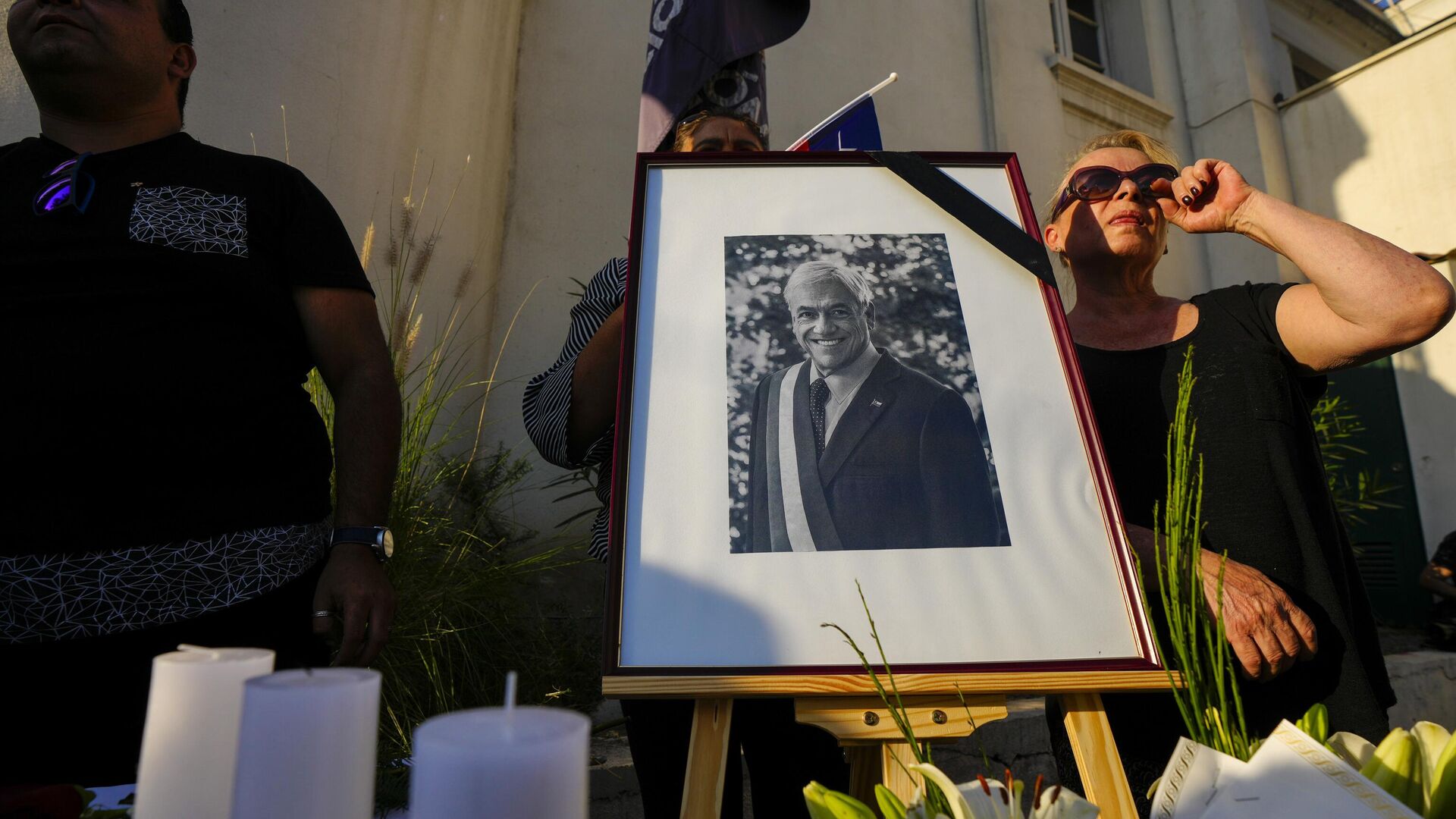 População presta homenagens ao ex-presidente chileno Sebastián Piñera, que morreu após queda de helicóptero. Santiago, 6 de fevereiro de 2024 - Sputnik Brasil, 1920, 07.02.2024
