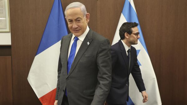 O primeiro-ministro israelense, Benjamin Netanyahu, antes de reunião com o ministro das Relações Exteriores da França, Stéphane Séjourné, em Jerusalém, em 5 de fevereiro de 2024 - Sputnik Brasil