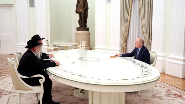 Reunião de trabalho do presidente da Rússia, Vladimir Putin, com o principal rabino da Rússia, Berel Lazar, e o líder da Federação das Comunidades Judaicas, Aleksandr Boroda, em 7 de fevereiro de 2024 - Sputnik Brasil