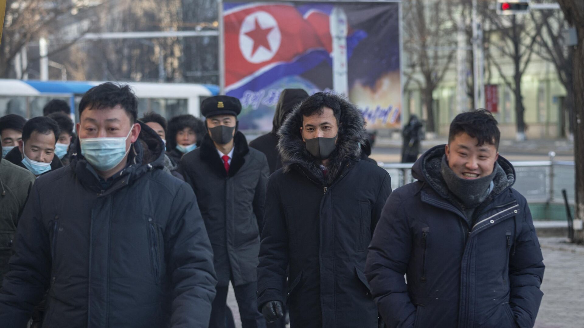 Pessoas caminham em Pyongyang, Coreia do Norte, 23 de janeiro de 2024 - Sputnik Brasil, 1920, 08.02.2024