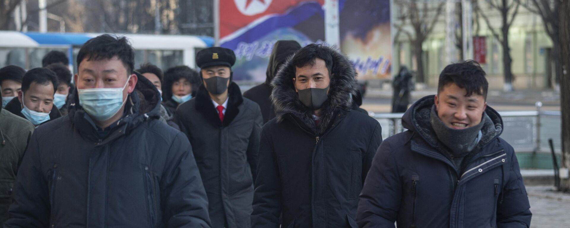 Pessoas caminham em Pyongyang, Coreia do Norte, 23 de janeiro de 2024 - Sputnik Brasil, 1920, 08.02.2024