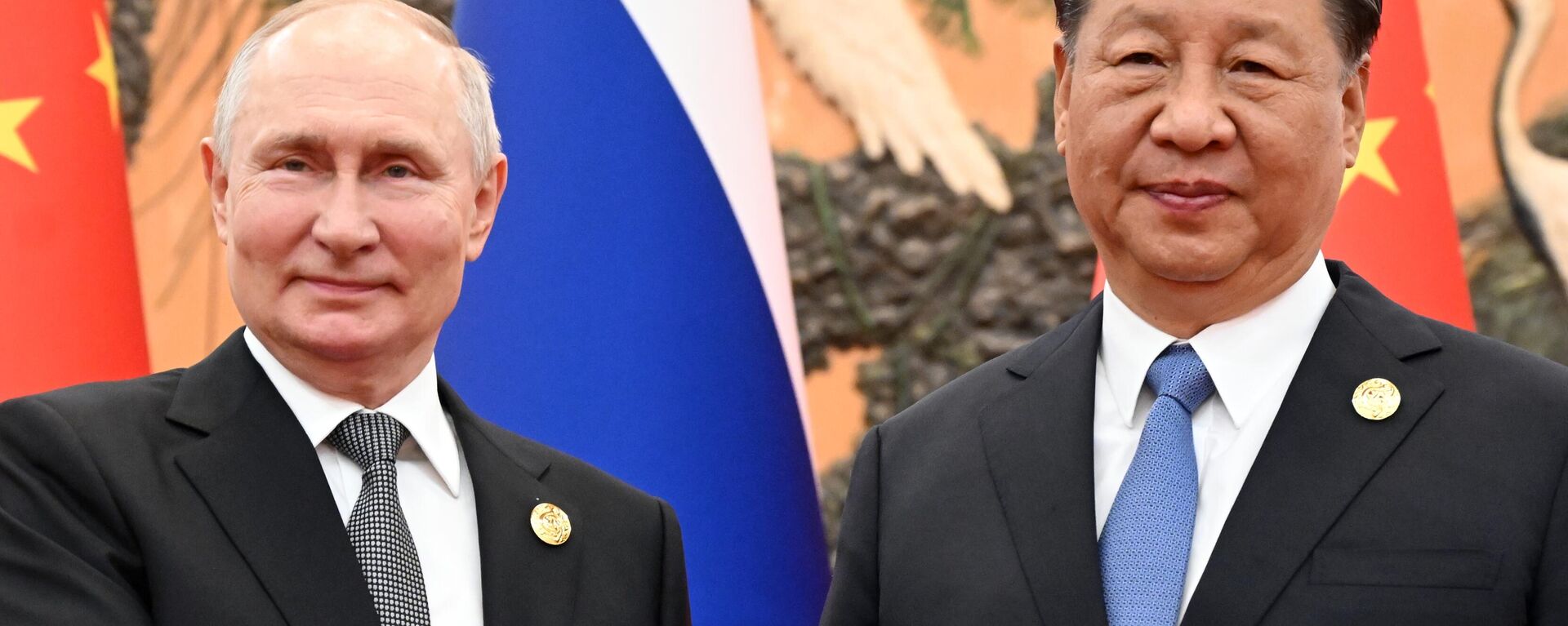 O presidente russo, Vladimir Putin, e o presidente chinês, Xi Jinping, posam para foto antes de seu encontro como parte do 3º Fórum do Cinturão e Rota, no Grande Salão do Povo, em Pequim, na China - Sputnik Brasil, 1920, 09.02.2024