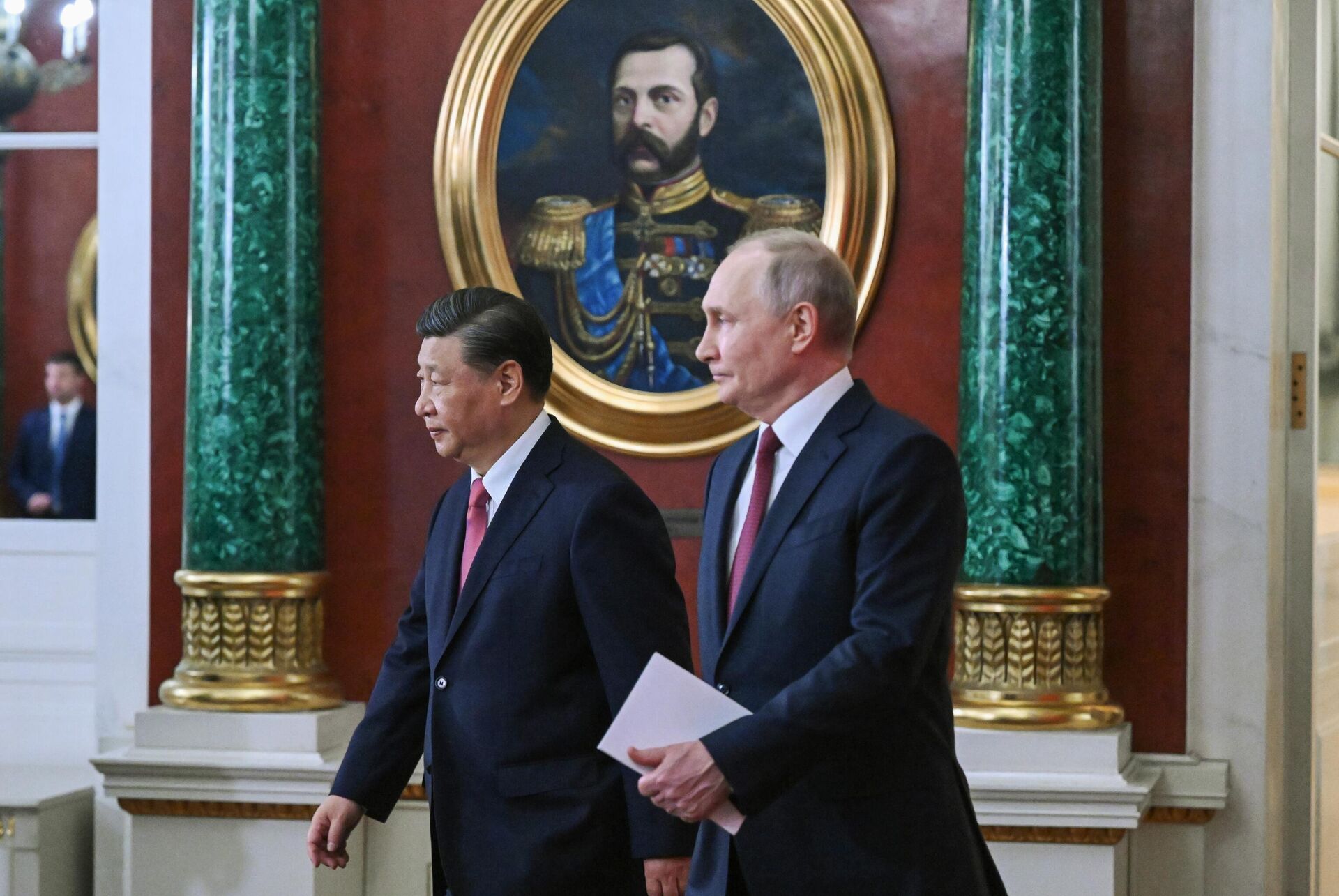 O presidente chinês Xi Jinping e o presidente russo Vladimir Putin chegam antes da cerimônia de assinatura de documentos relativos ao desenvolvimento da parceria abrangente e da cooperação estratégica entre a Rússia e a China no Kremlin, em 18 de outubro de 2023 - Sputnik Brasil, 1920, 08.02.2024