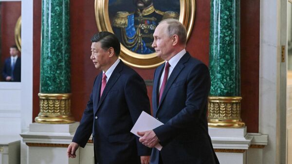 O presidente chinês, Xi Jinping, e o presidente russo, Vladimir Putin, antes da cerimônia de assinatura de documentos relativos ao desenvolvimento da parceria abrangente e da cooperação estratégica entre a Rússia e a China, no Kremlin, em 18 de outubro de 2023 - Sputnik Brasil