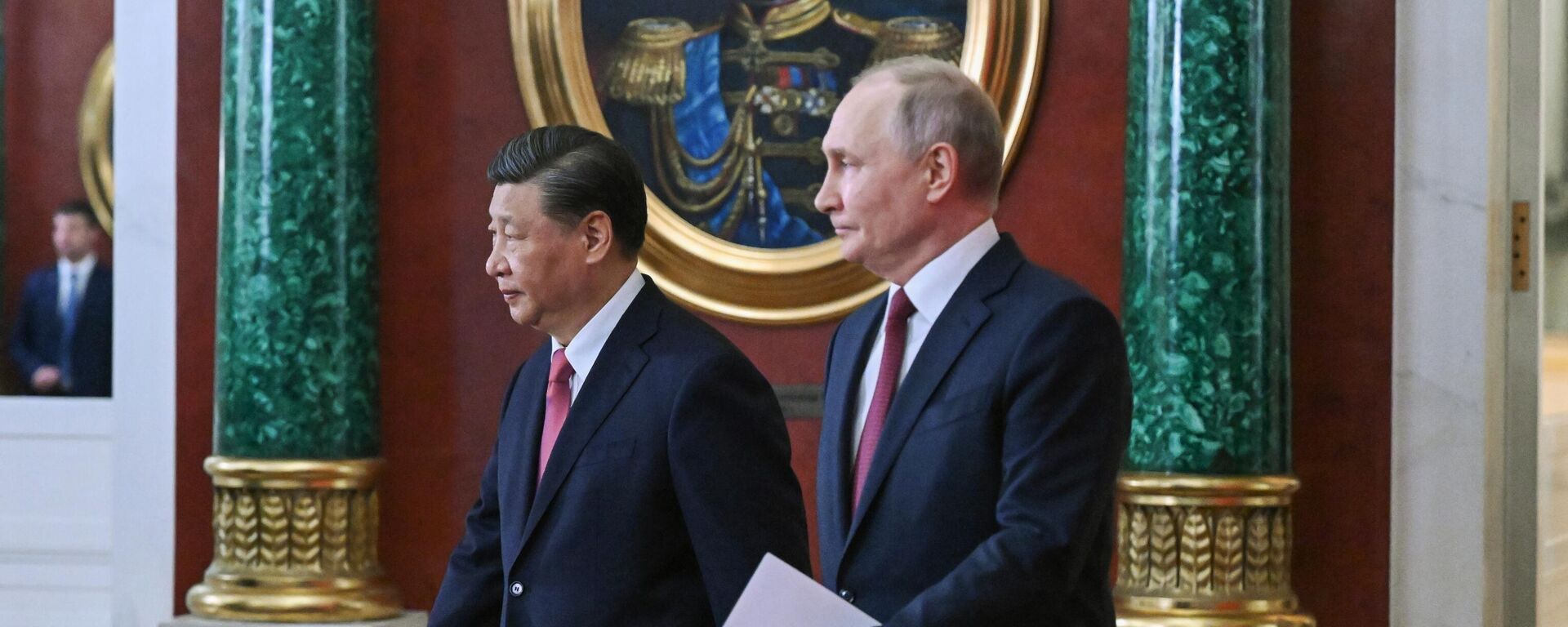 O presidente chinês, Xi Jinping, e o presidente russo, Vladimir Putin, antes da cerimônia de assinatura de documentos relativos ao desenvolvimento da parceria abrangente e da cooperação estratégica entre a Rússia e a China, no Kremlin, em 18 de outubro de 2023 - Sputnik Brasil, 1920, 18.03.2024