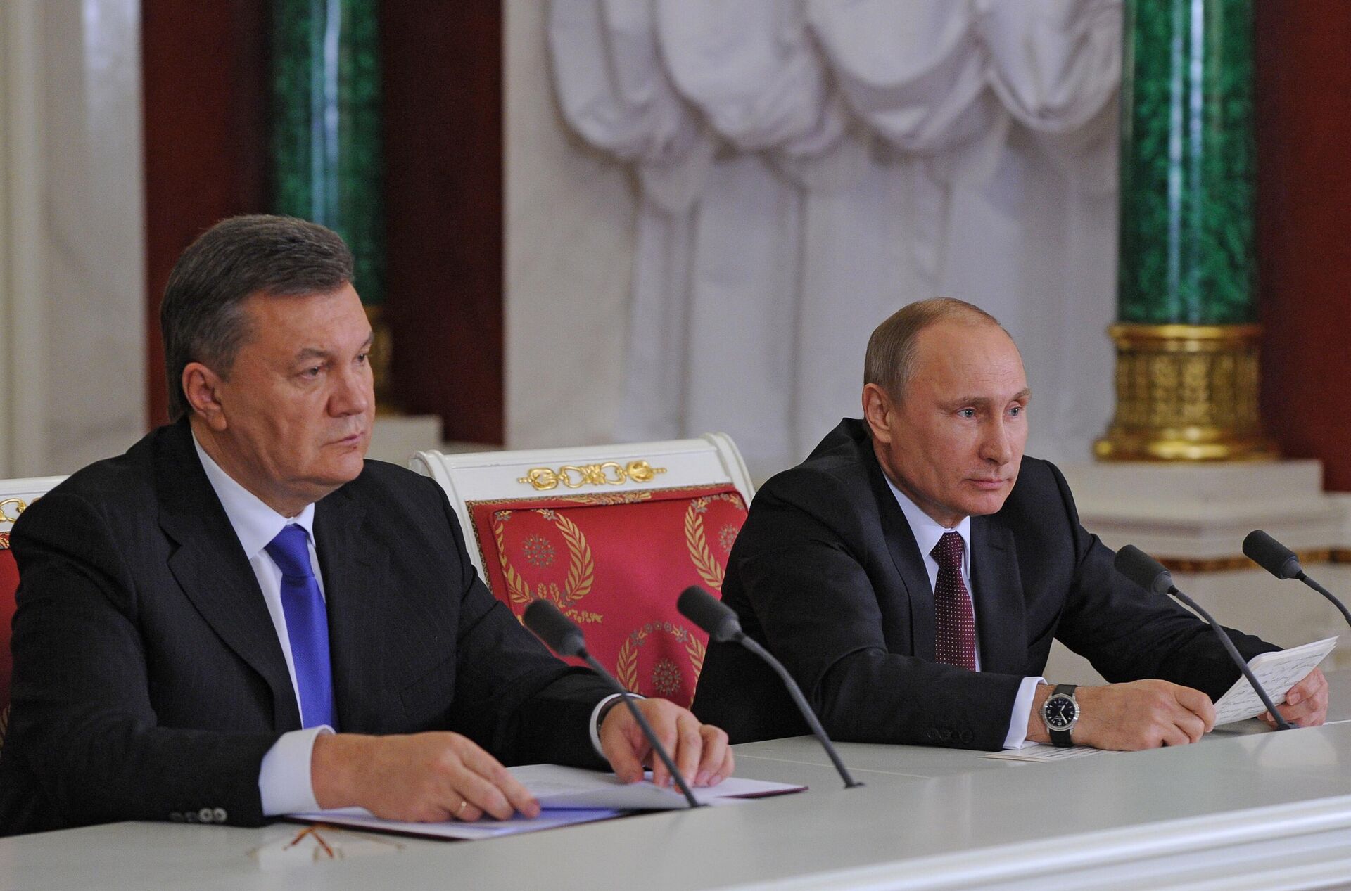 O presidente russo, Vladimir Putin, à direita, e seu homólogo ucraniano, Viktor Yanukovich, retratados durante a cerimônia de assinatura após a 6ª reunião da comissão interestadual russo-ucraniana no Kremlin (foto de arquivo) - Sputnik Brasil, 1920, 08.02.2024
