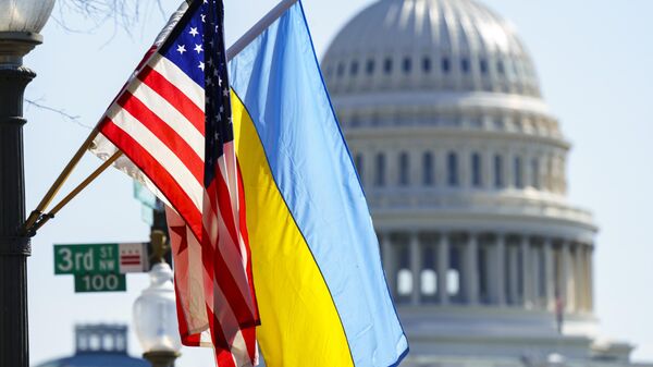 As bandeiras da Ucrânia, dos Estados Unidos e do Distrito de Columbia tremulam juntas na avenida Pensilvânia, perto do Capitólio, em 5 de março de 2022 - Sputnik Brasil