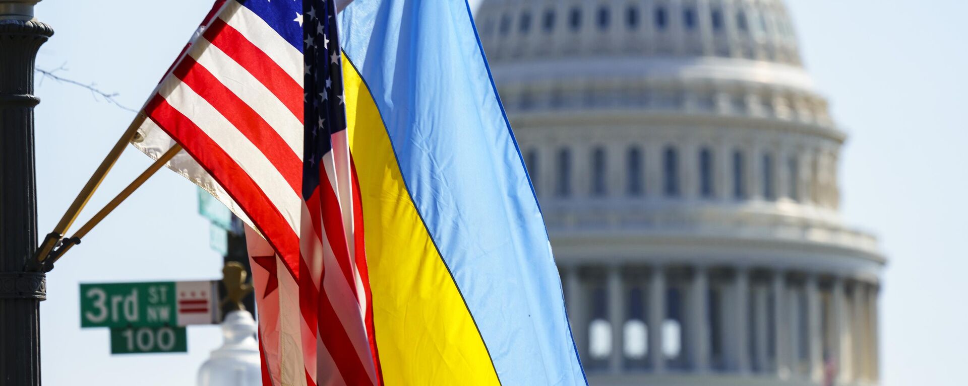 As bandeiras da Ucrânia, dos Estados Unidos e do Distrito de Columbia tremulam juntas na avenida Pensilvânia, perto do Capitólio, em 5 de março de 2022 - Sputnik Brasil, 1920, 13.02.2024