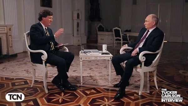 Presidente russo, Vladimir Putin, e o jornalista norte-americano Tucker Carlson em entrevista - Sputnik Brasil