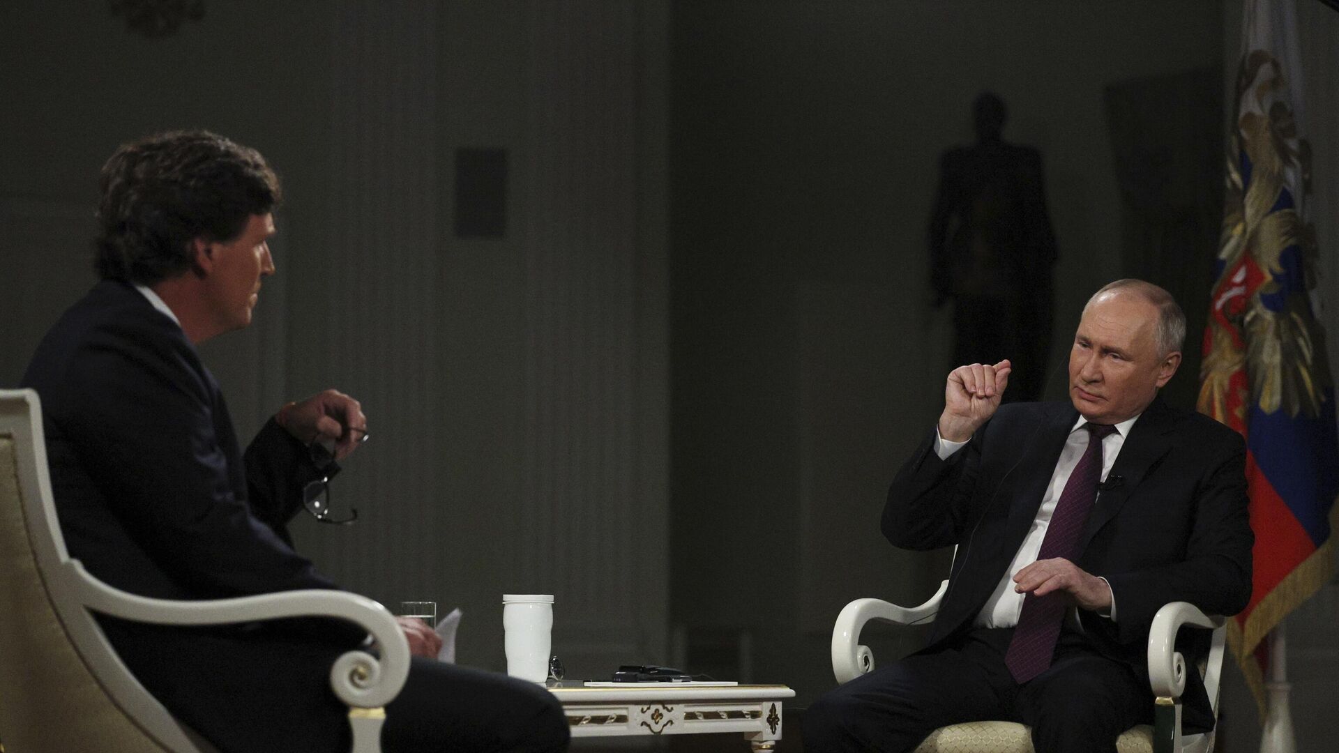Vladimir Putin fala com o ex-apresentador da Fox News Tucker Carlson no Kremlin, em Moscou. Rússia, 6 de fevereiro de 2024 - Sputnik Brasil, 1920, 09.02.2024