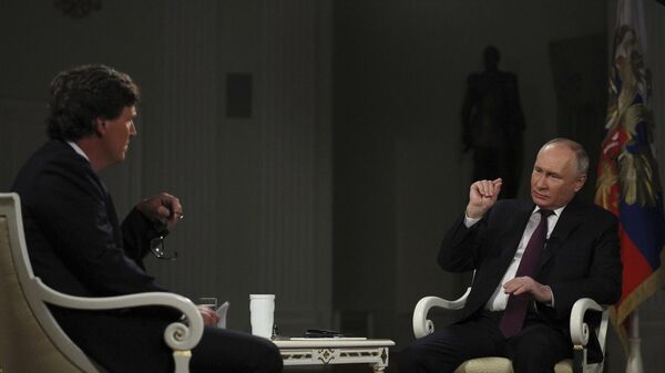 Vladimir Putin fala com o ex-apresentador da Fox News Tucker Carlson no Kremlin, em Moscou. Rússia, 6 de fevereiro de 2024 - Sputnik Brasil