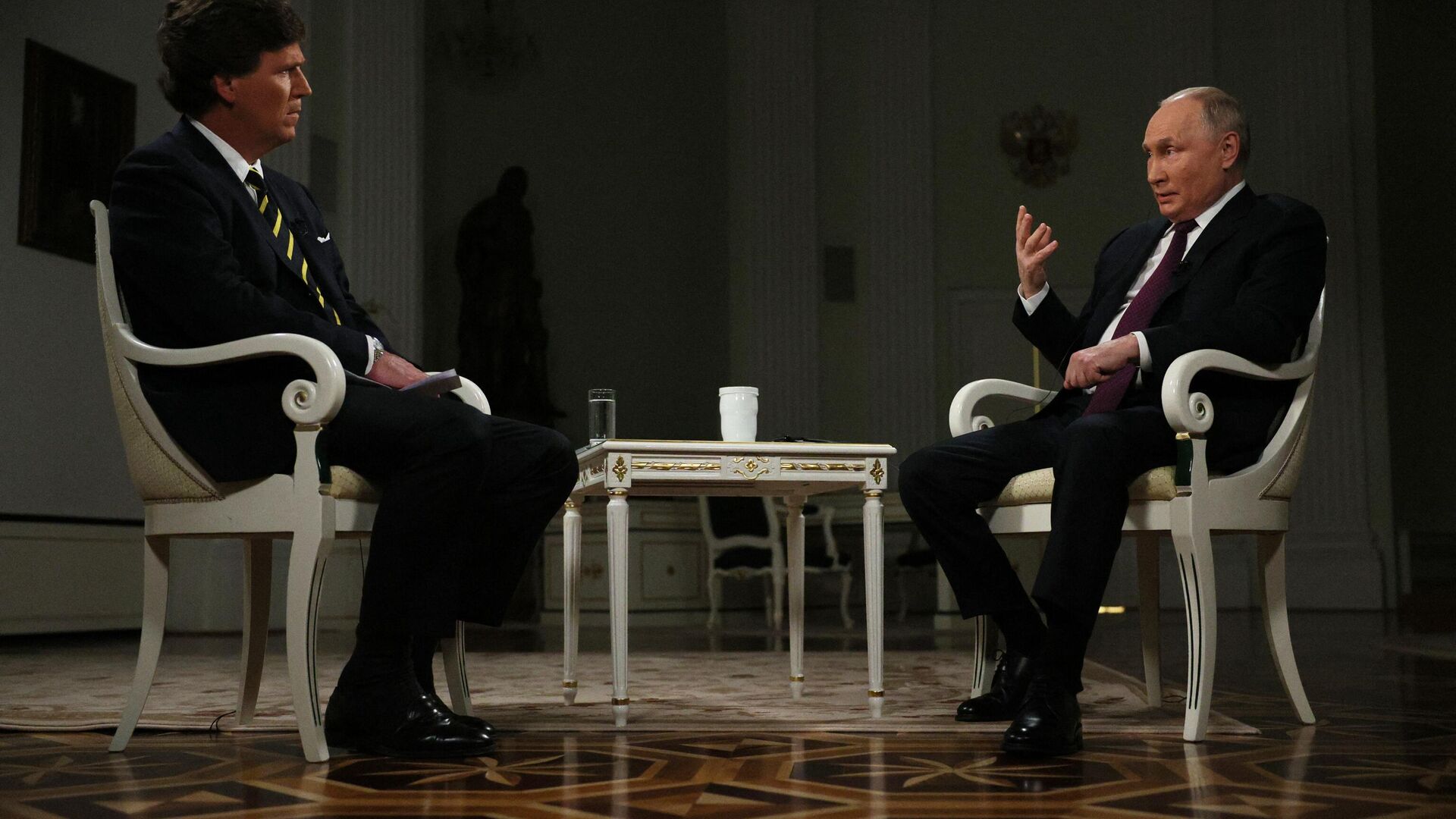 Vladimir Putin, dá uma entrevista ao apresentador de talk show dos EUA, Tucker Carlson, no Kremlin, em Moscou, em 6 de fevereiro de 2024 - Sputnik Brasil, 1920, 09.02.2024