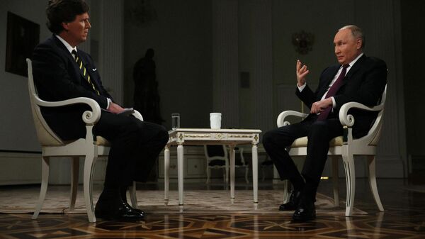 Vladimir Putin, dá uma entrevista ao apresentador de talk show dos EUA, Tucker Carlson, no Kremlin, em Moscou, em 6 de fevereiro de 2024 - Sputnik Brasil