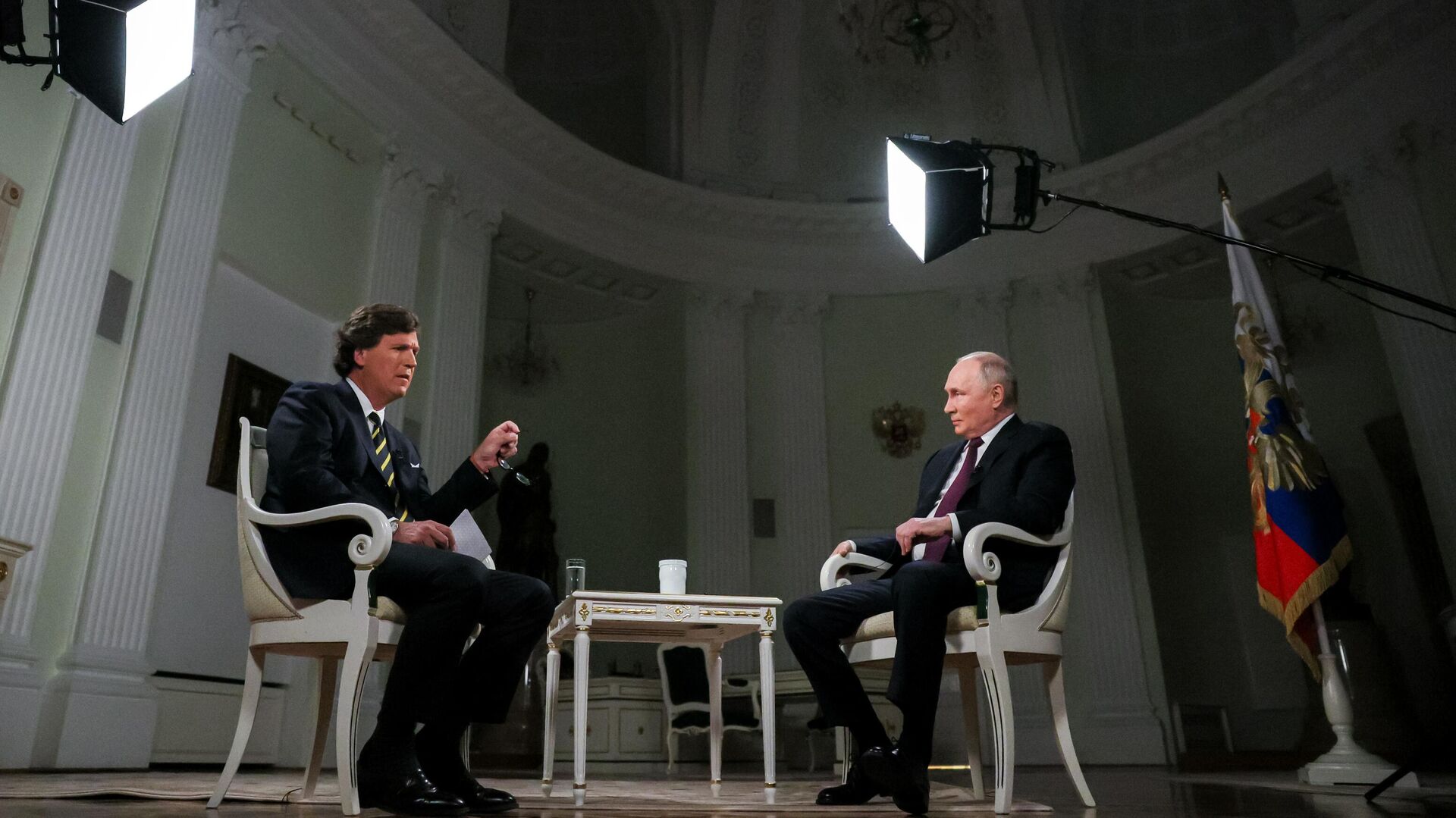 O presidente russo, Vladimir Putin, fala durante uma entrevista com o jornalista norte-americano Tucker Carlson no Kremlin em Moscou, Rússia, 9 de fevereiro de 2024 - Sputnik Brasil, 1920, 11.02.2024