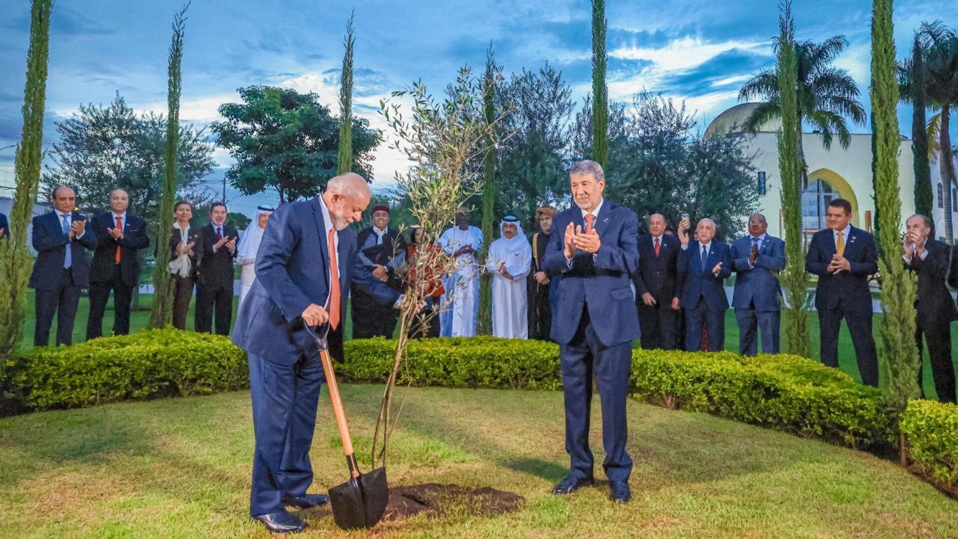 O presidente do Brasil, Luiz Inácio Lula da Silva, planta uma oliveira na ocasião do jantar de que participou na Embaixada da Palestina em Brasília, em 8 de fevereiro de 2024 - Sputnik Brasil, 1920, 09.02.2024