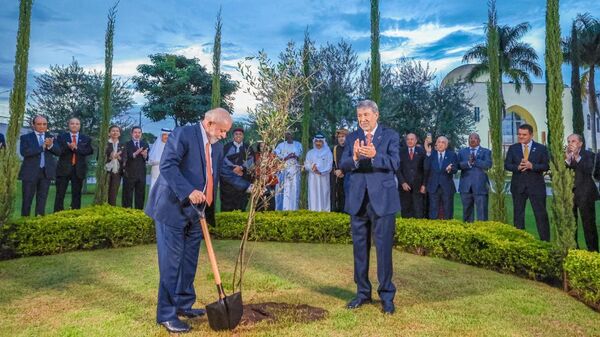 O presidente do Brasil, Luiz Inácio Lula da Silva, planta uma oliveira na ocasião do jantar de que participou na Embaixada da Palestina em Brasília, em 8 de fevereiro de 2024 - Sputnik Brasil