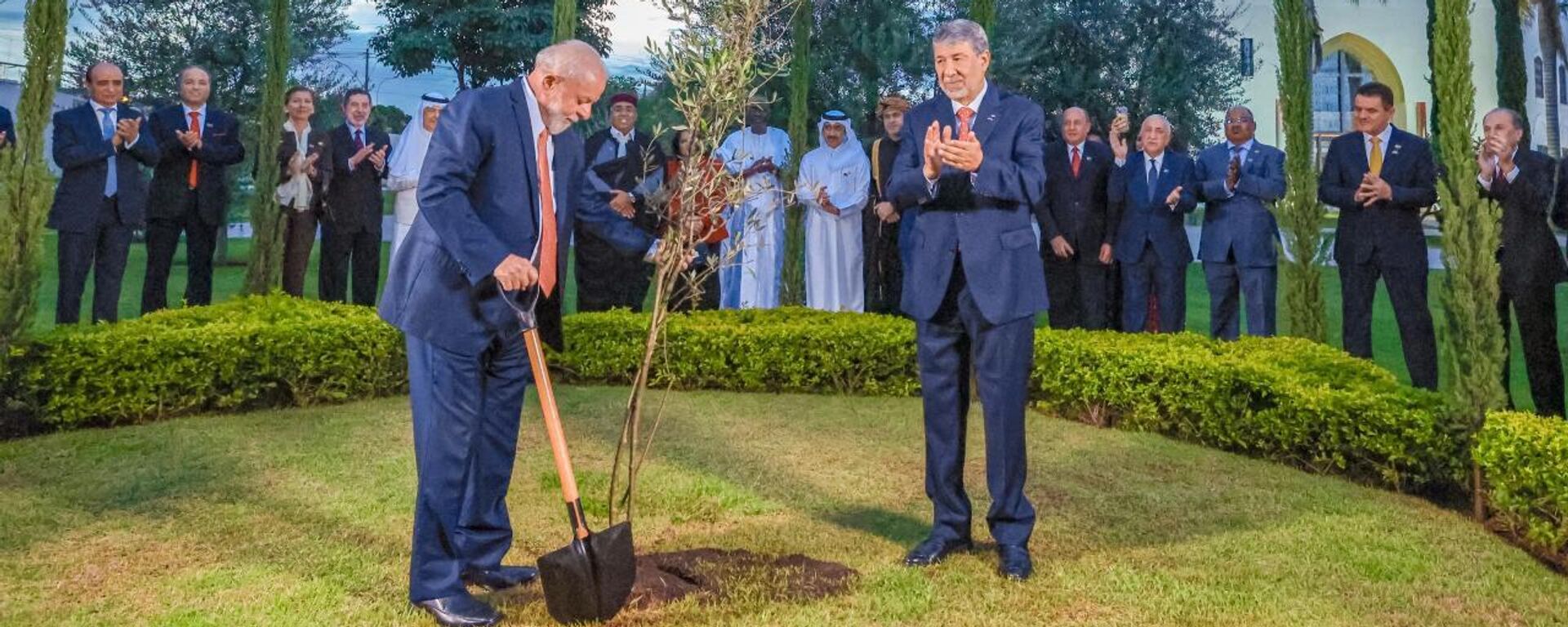 O presidente do Brasil, Luiz Inácio Lula da Silva, planta uma oliveira na ocasião do jantar de que participou na Embaixada da Palestina em Brasília, em 8 de fevereiro de 2024 - Sputnik Brasil, 1920, 09.02.2024