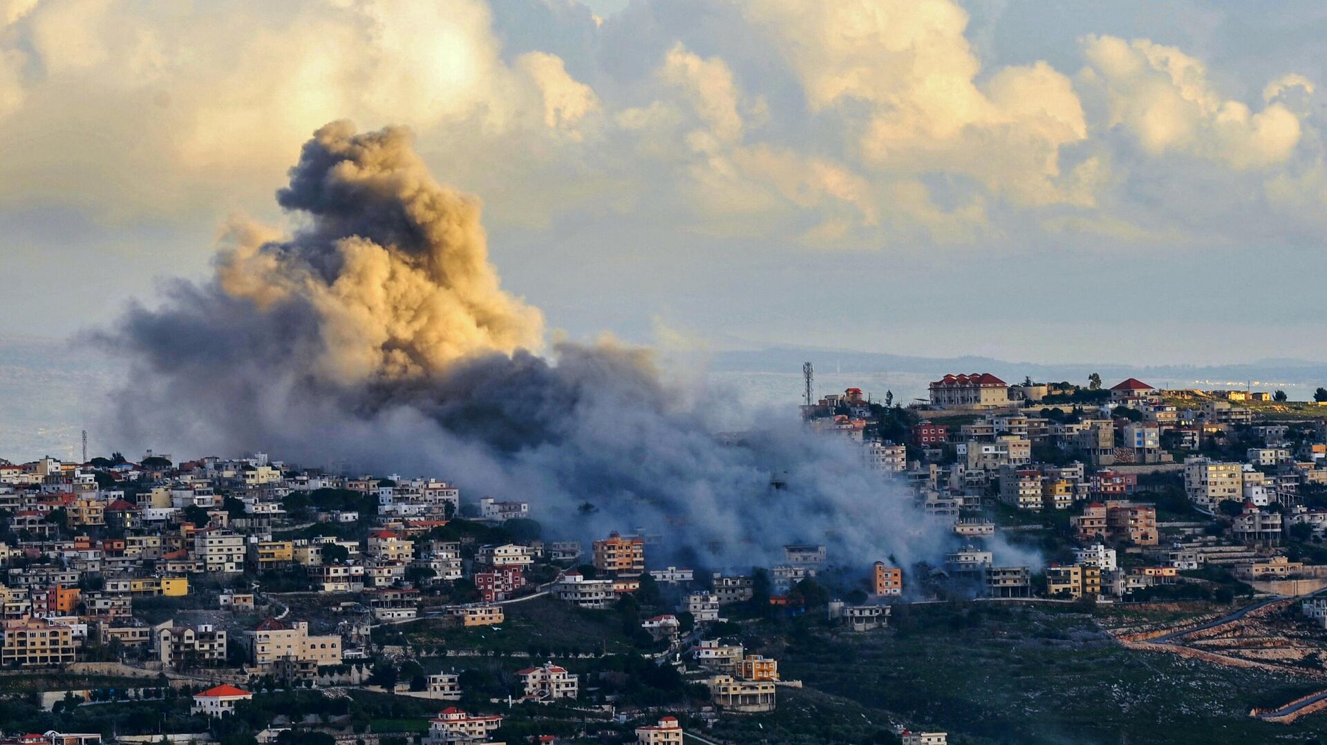 Ondas de fumaça saem do local de um ataque aéreo israelense na vila de Khiam - Sputnik Brasil, 1920, 09.02.2024